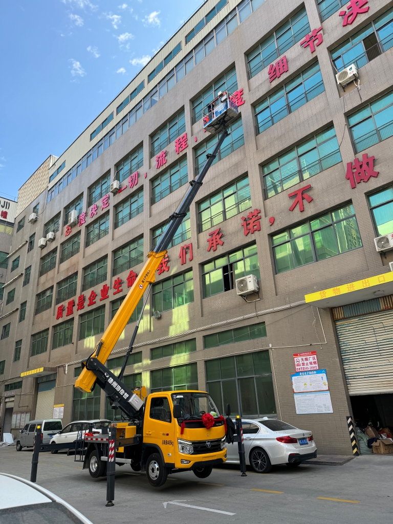 乐虎游戏蓝牌28米高空作业车经典再升级！  